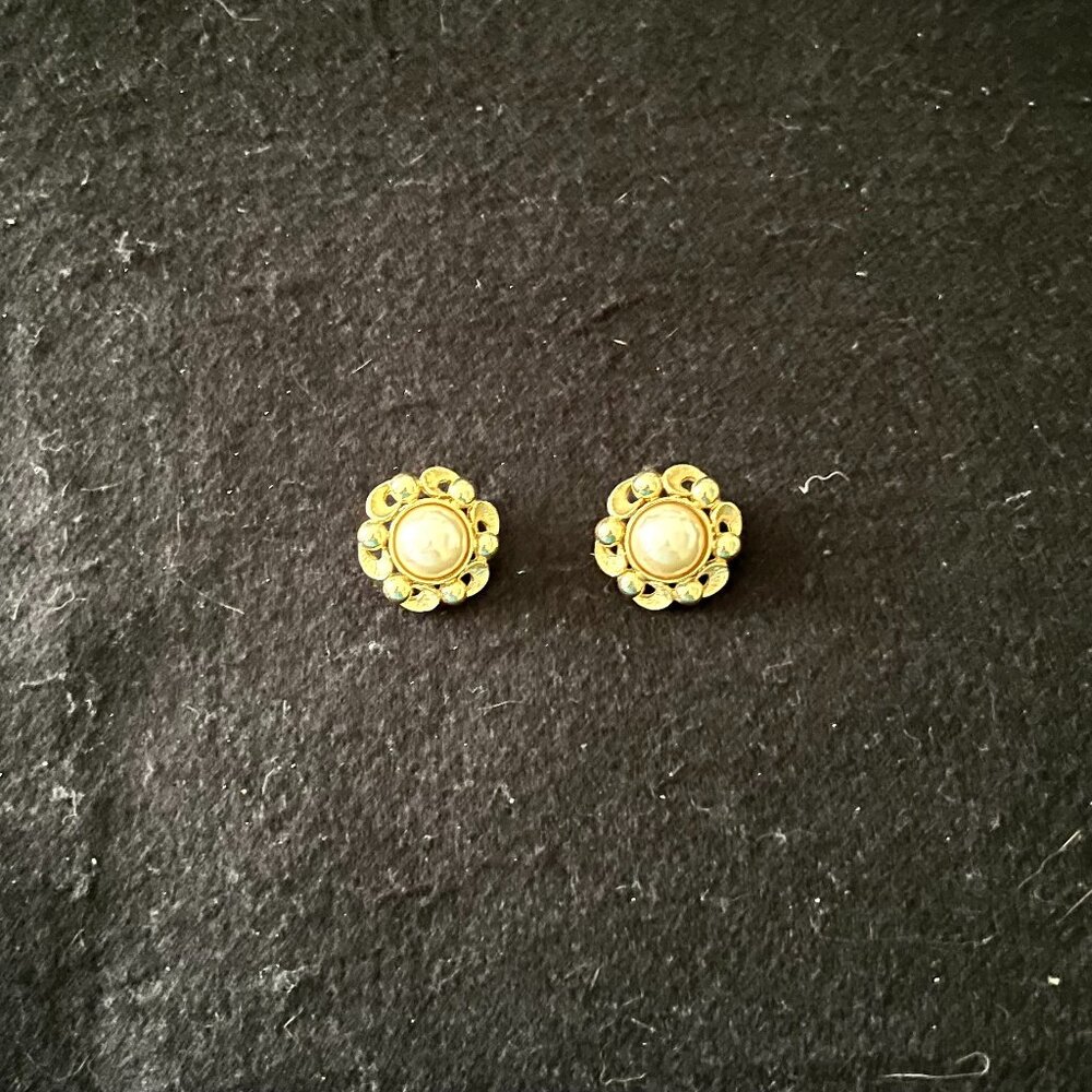 🎉Price Reduced🎉Vintage Paolo* Gold Tone Faux ‘Pearl’ Clip Earrings